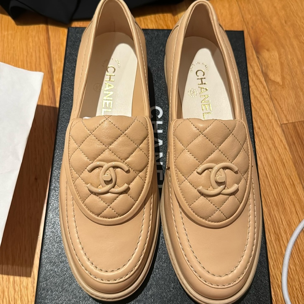 CHANEL *Rare Authentic* Turnlock loafers